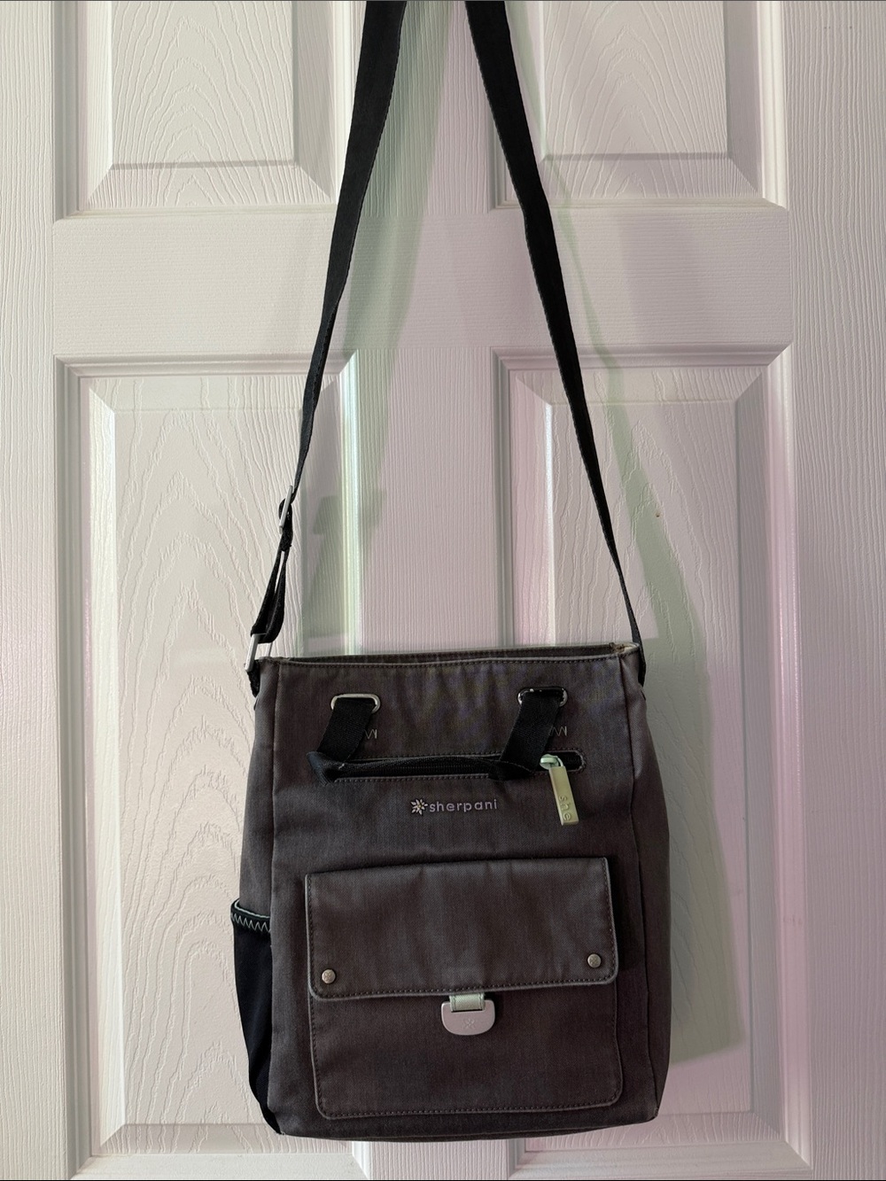 Sherpani charcoal gray crossbody with mint zipper pull
